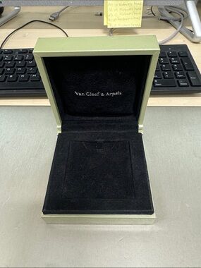 Van Cleef & Arpels Pendant Box